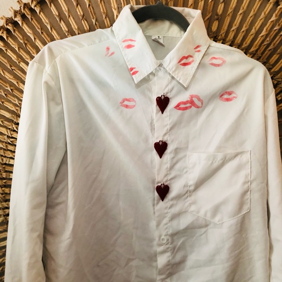 White red heart and lips kiss button down 💋 - Picture 8 of 8